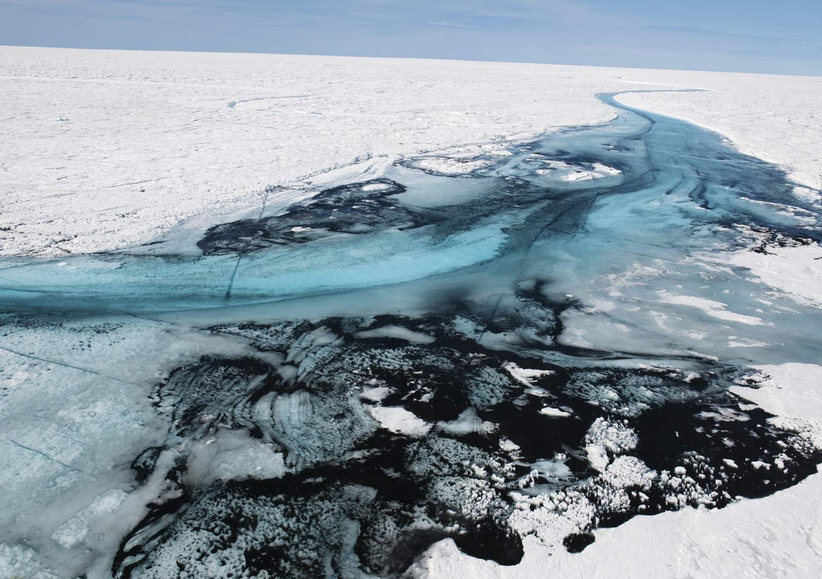 На льдах какого залива обитают белые. Разлив нефти в Северном Ледовитом океане. Загрязнение Северного Ледовитого океана. Разлив нефти в Арктике. Нефтяные пятна в Арктике.