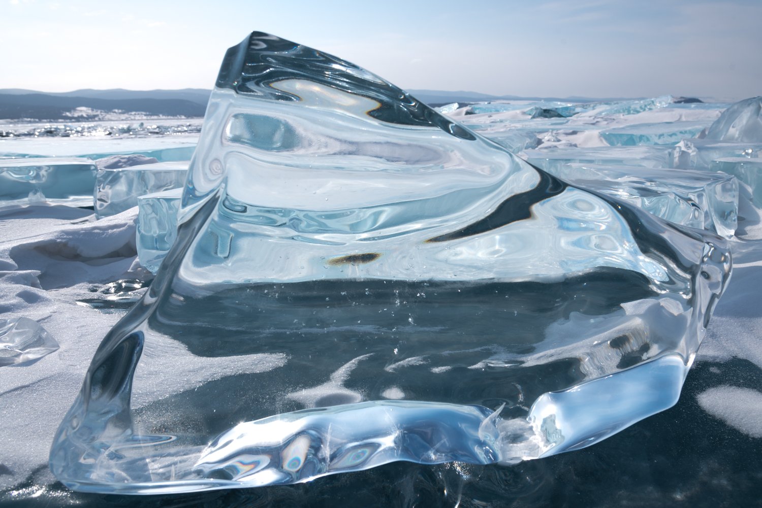 Кусочки льда на реке. Лед Байкала. Кристально чистый лед Байкала. Прозрачный Байкальский лед Торосы. Блинчатый лед Байкала.