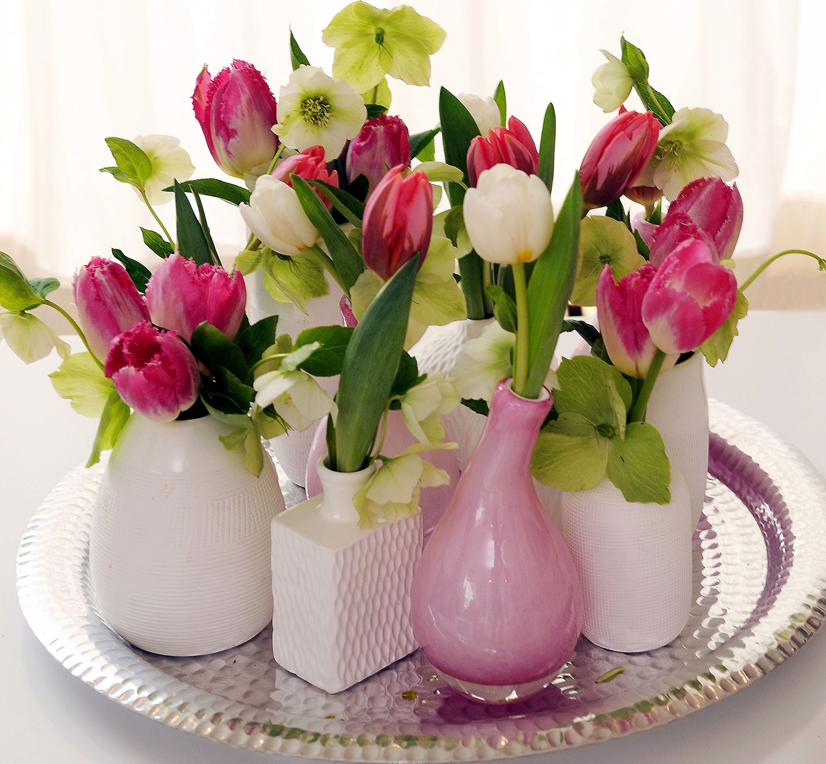 Фото тюльпаны в вазе на столе. Весенние композиции из цветов. Цветы в вазе. Тюльпаны в вазе. Букет тюльпанов в вазе.