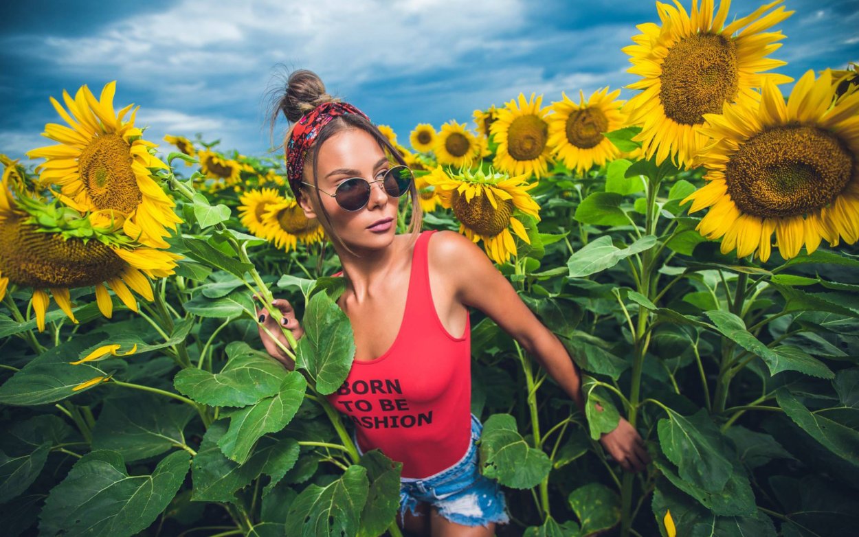 Фотосессия в подсолнухах ню