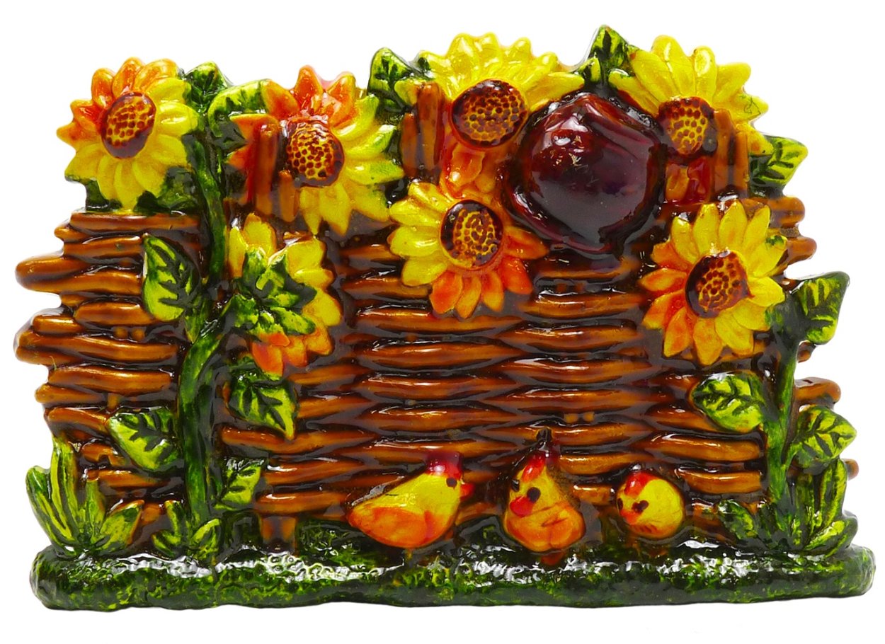 Плетеный забор с подсолнухами