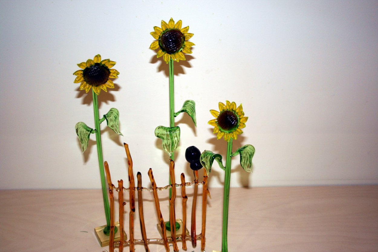 Изгородь с подсолнухами