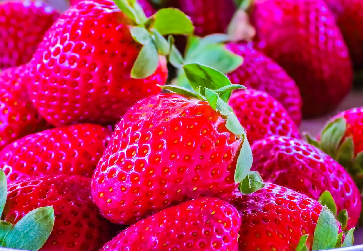 Фрукты розового цвета