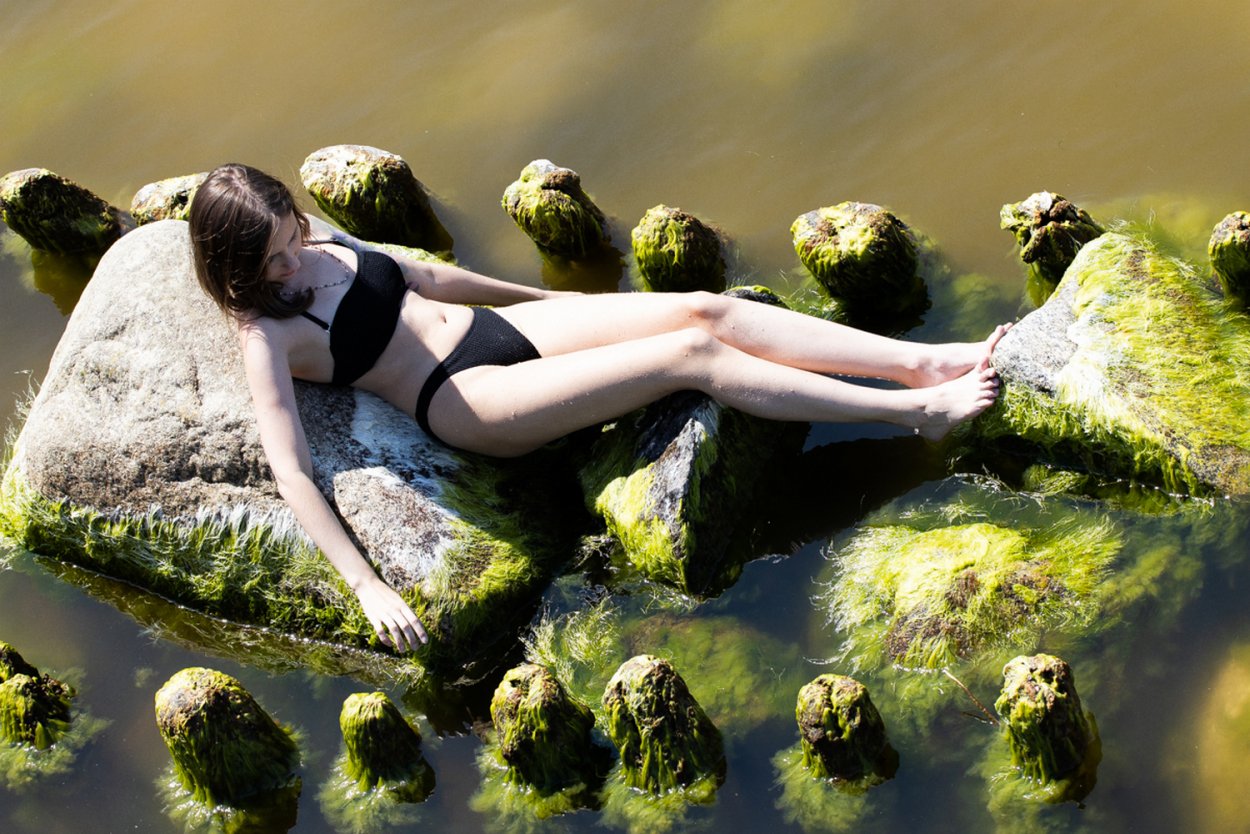 Девушка и водоросли фото