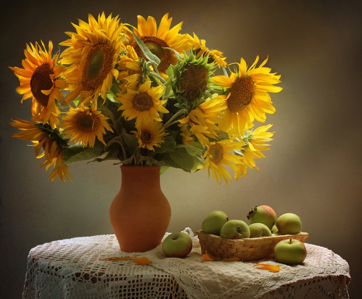 Натюрморт с подсолнухами