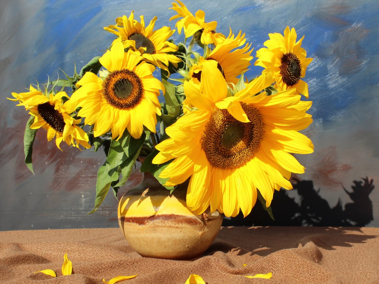 Подсолнухи в вазе