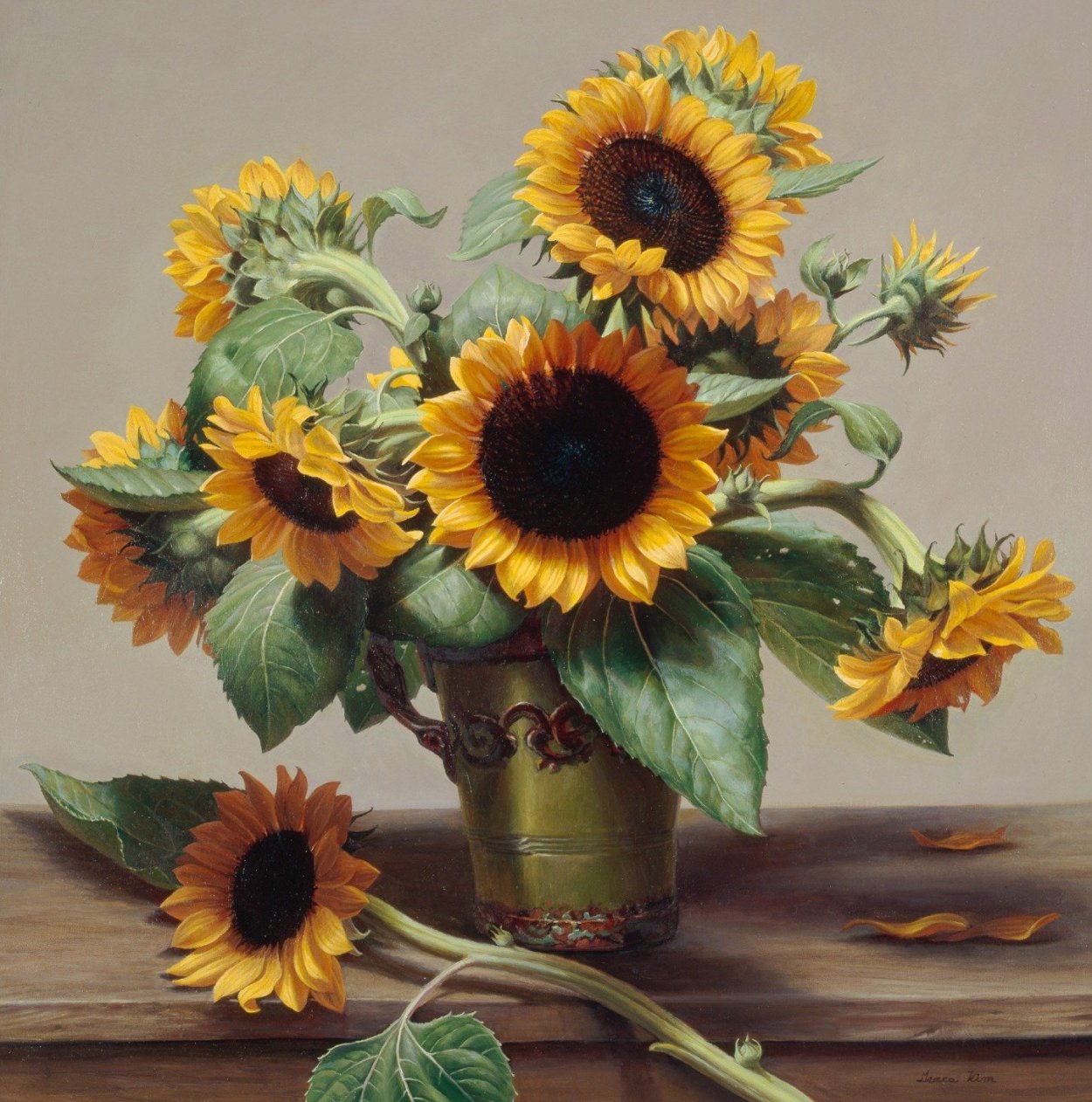 Подсолнухи в вазе на сером фоне