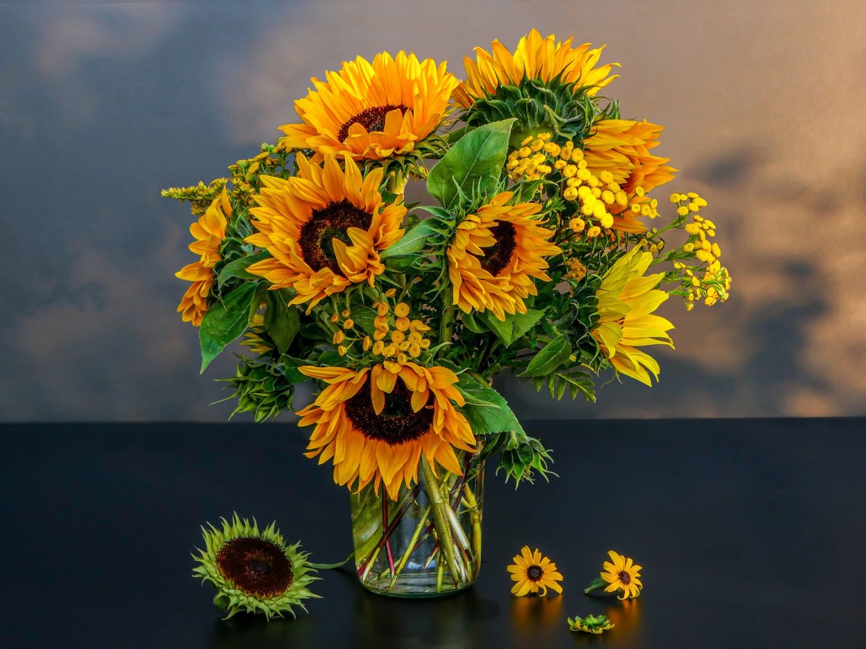 Подсолнухи в вазе
