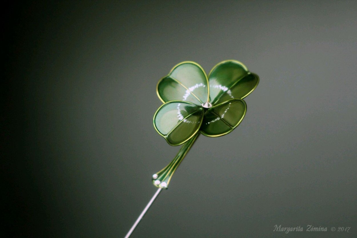 Зеленый Клевер четырехлистный