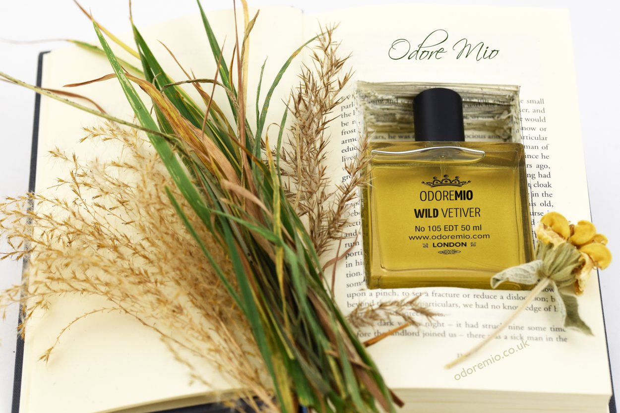 Ветивер лежит на столе