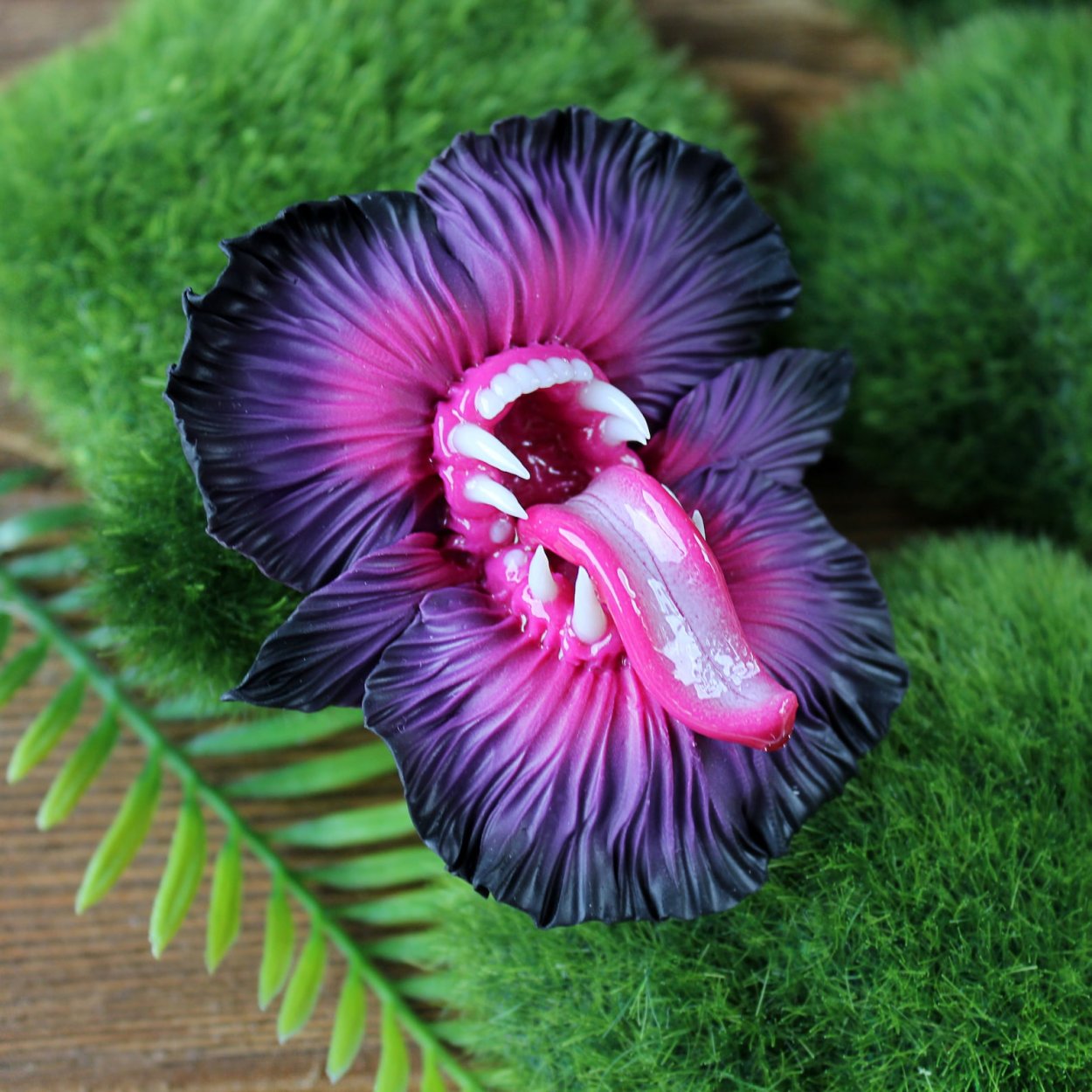 Зубастый цветок