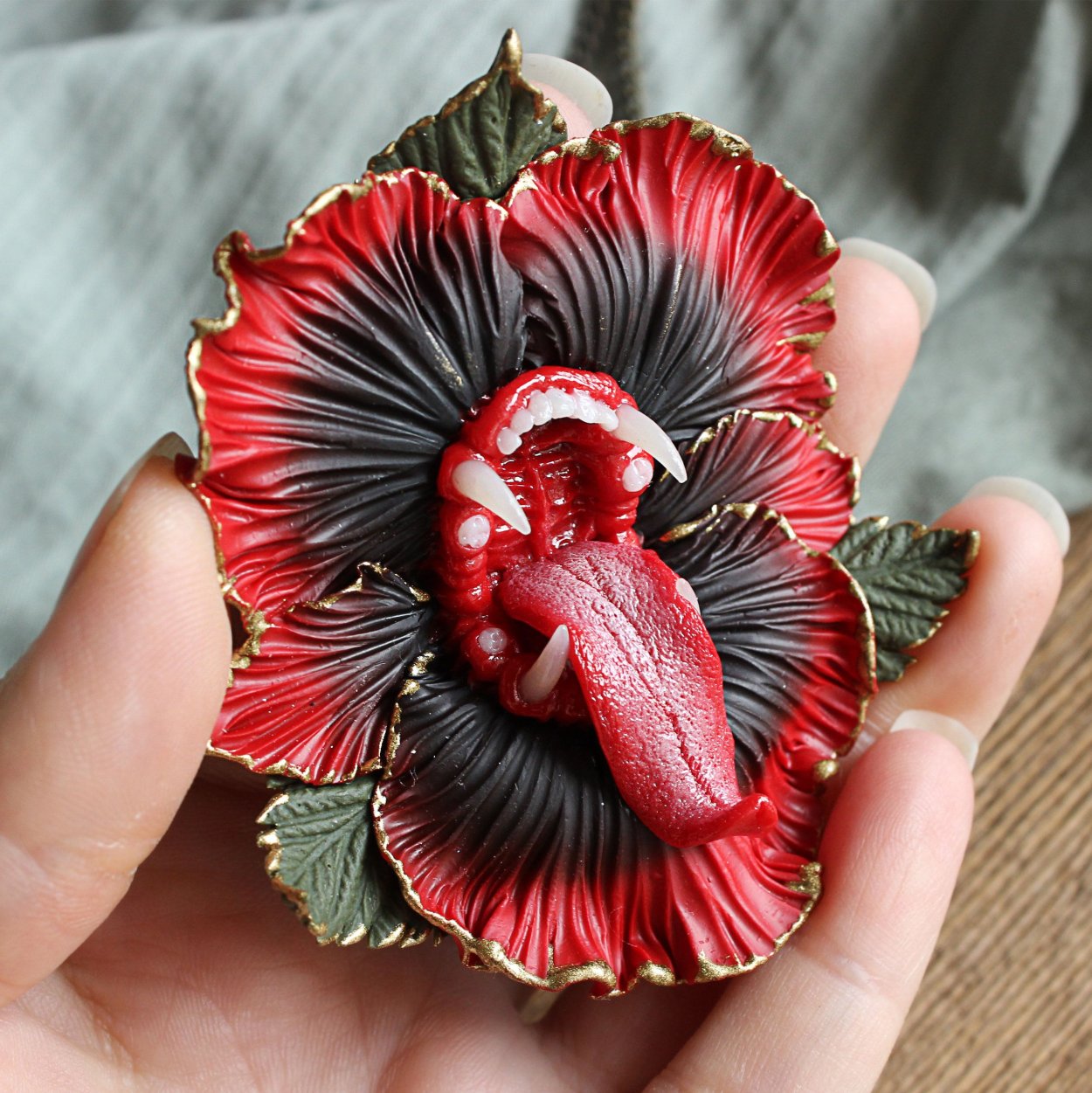 Брошка губы из полимерной глины