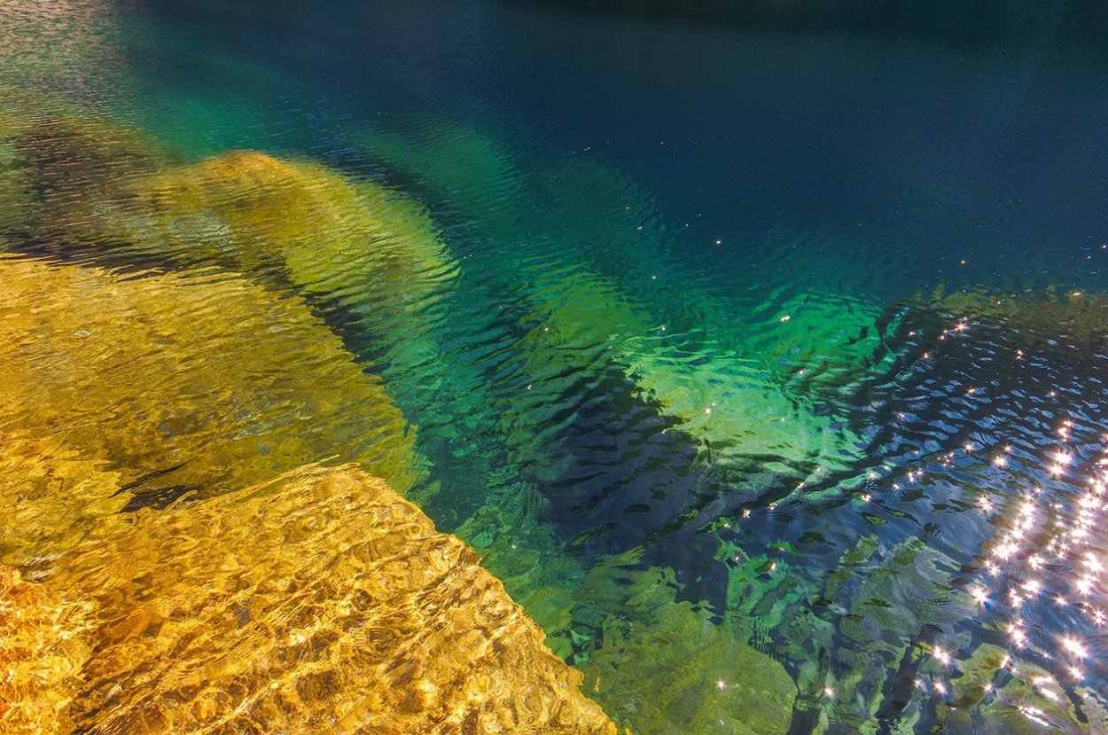 Прозрачное дно озера