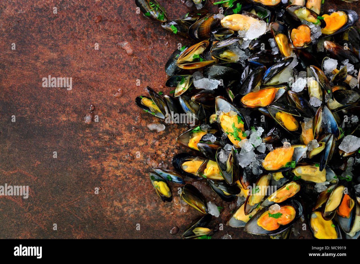 Мидии с водорослями внутри