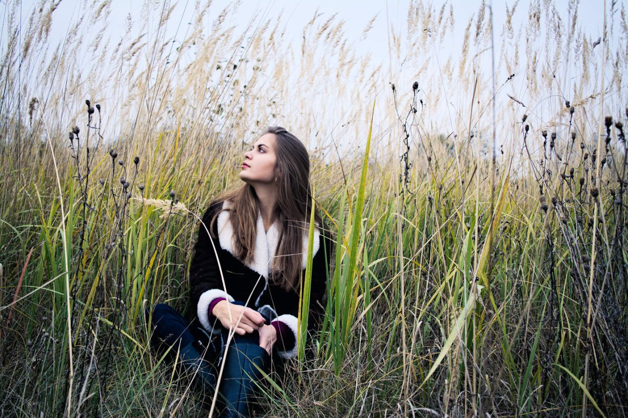 Фотосессия в высокой траве