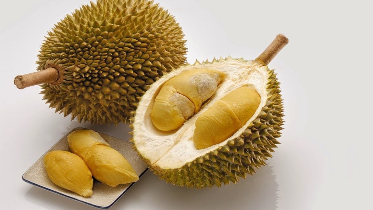 Фрукты местные на ветках