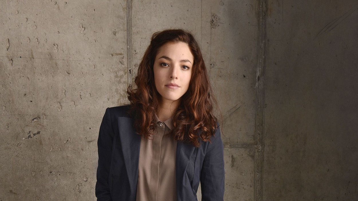 Девушка с комнатными растениями