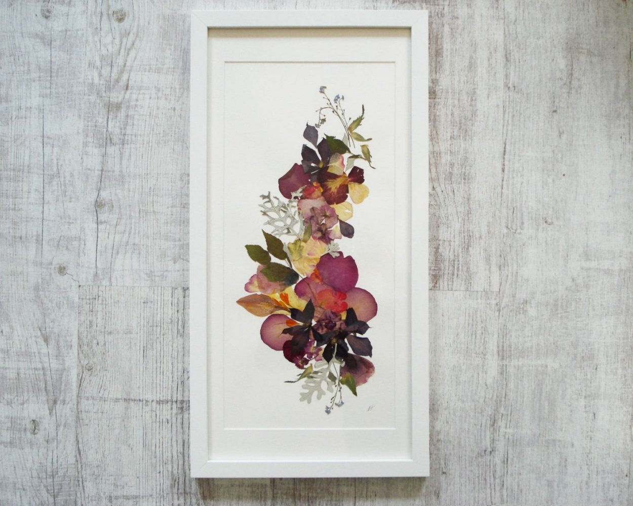 Панно с искусственными цветами