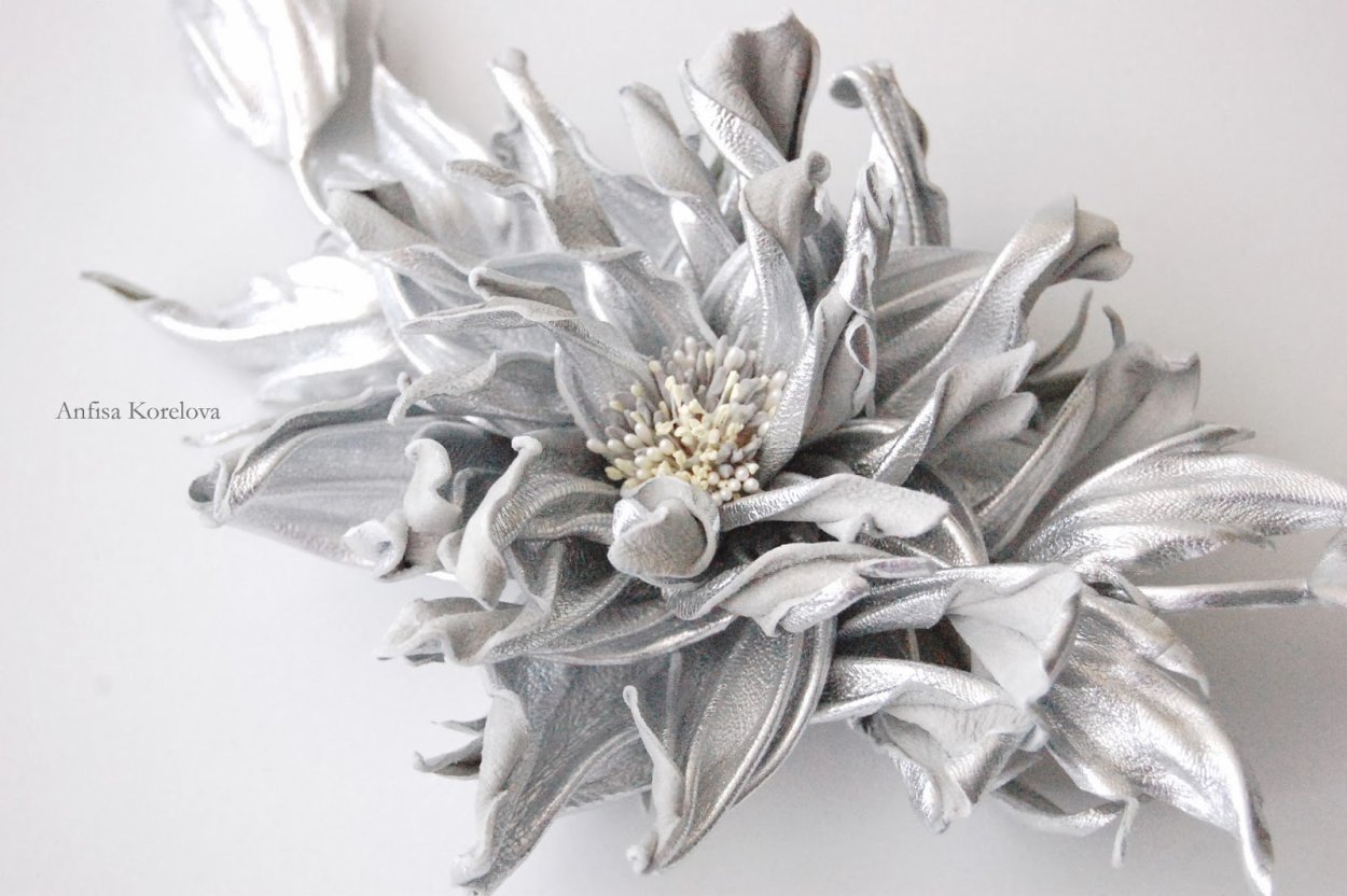 Цветы серебристого цвета