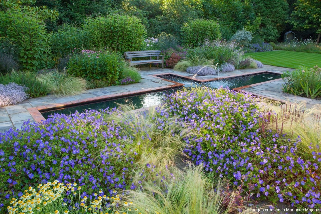Прямоугольный водоем в саду