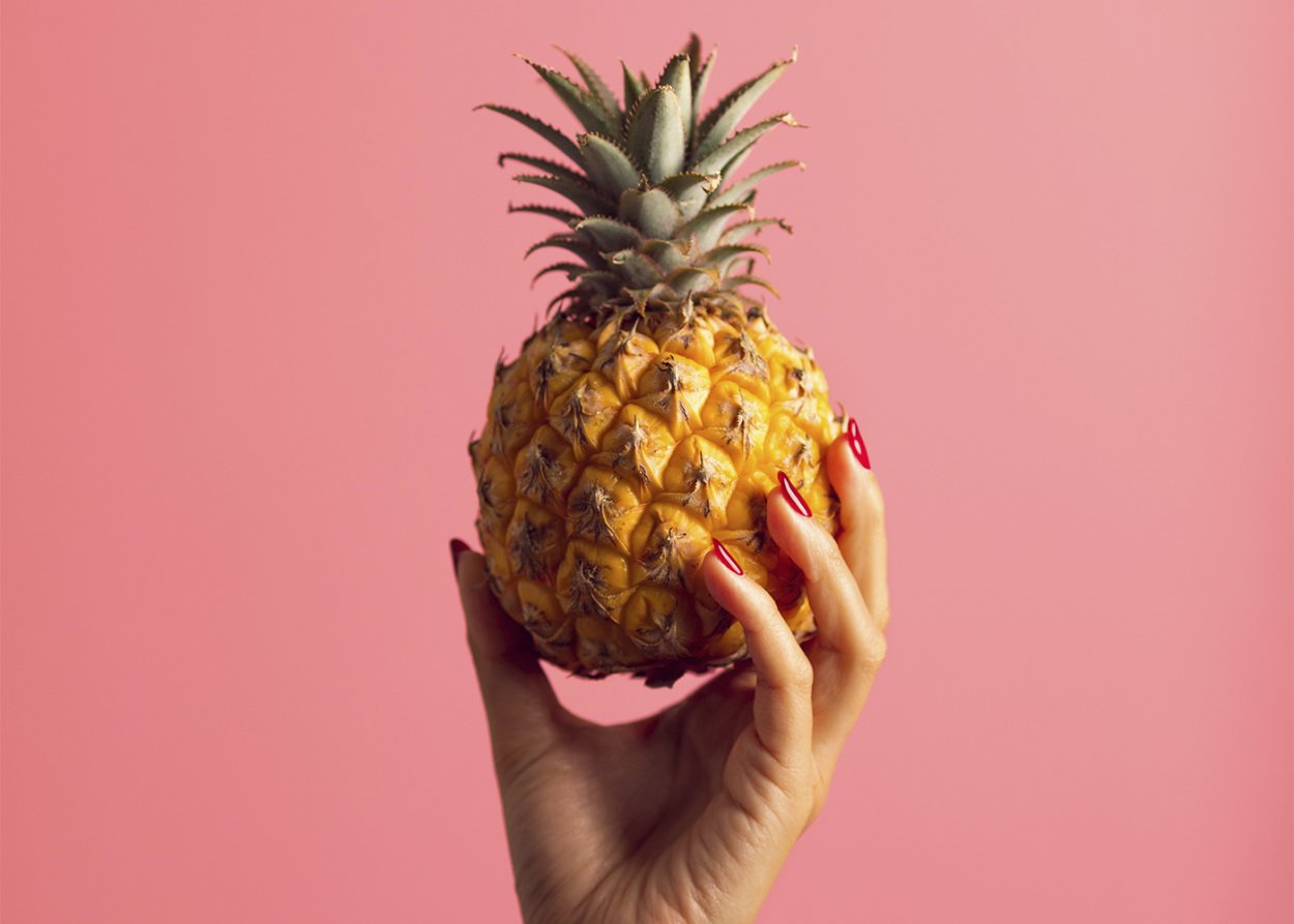 Ананас на голубом фоне