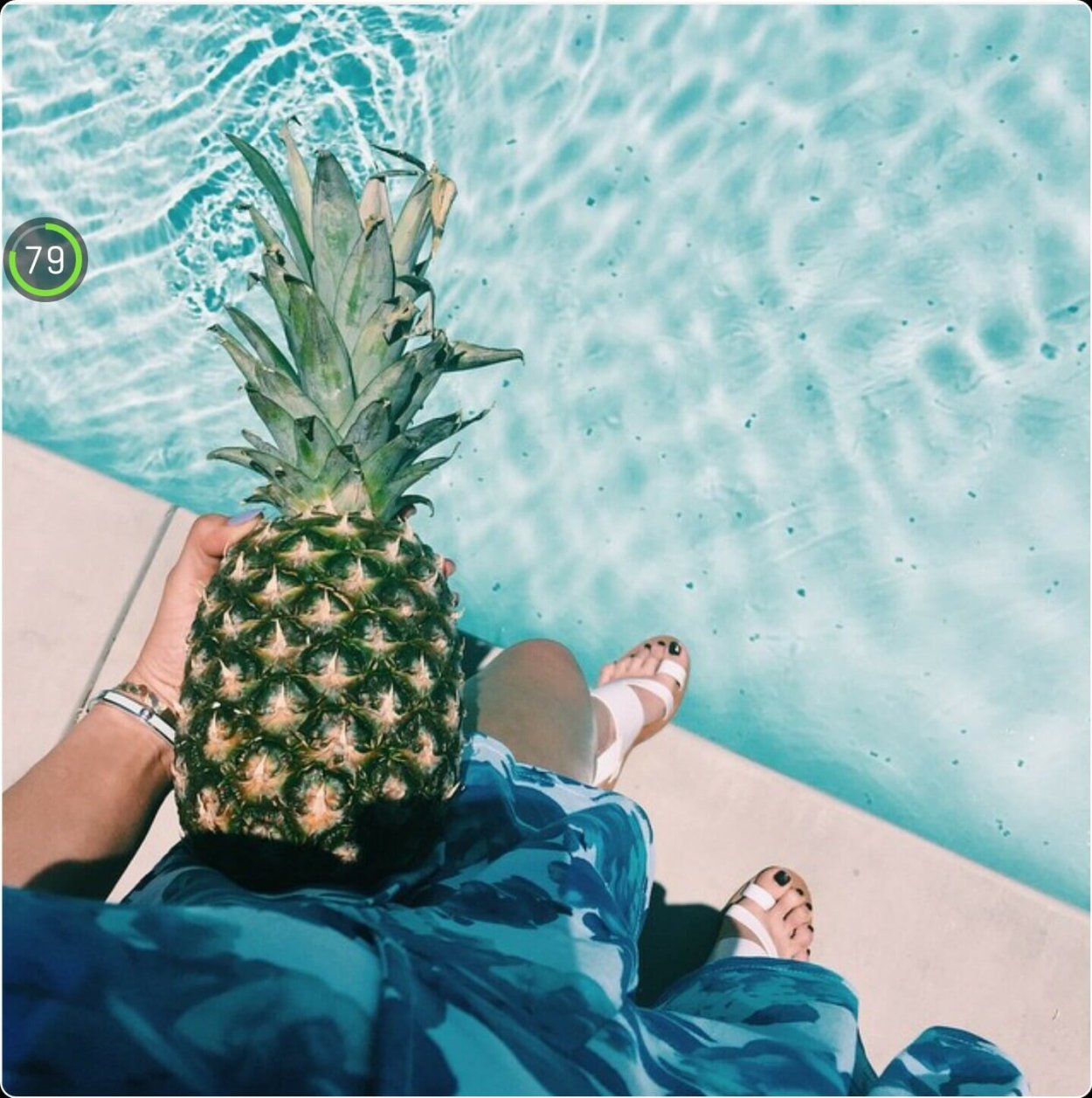 Ананас на голубом фоне