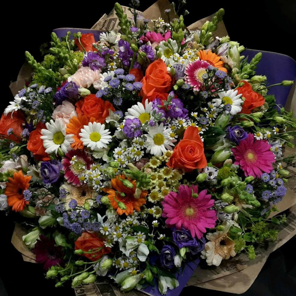 Цветы в корзинке яркие