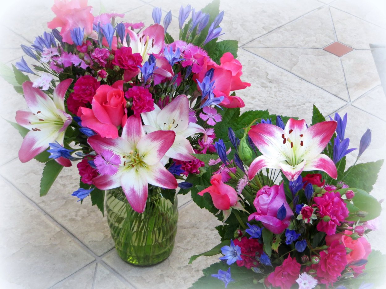 Букеты с лилиями и другими цветами