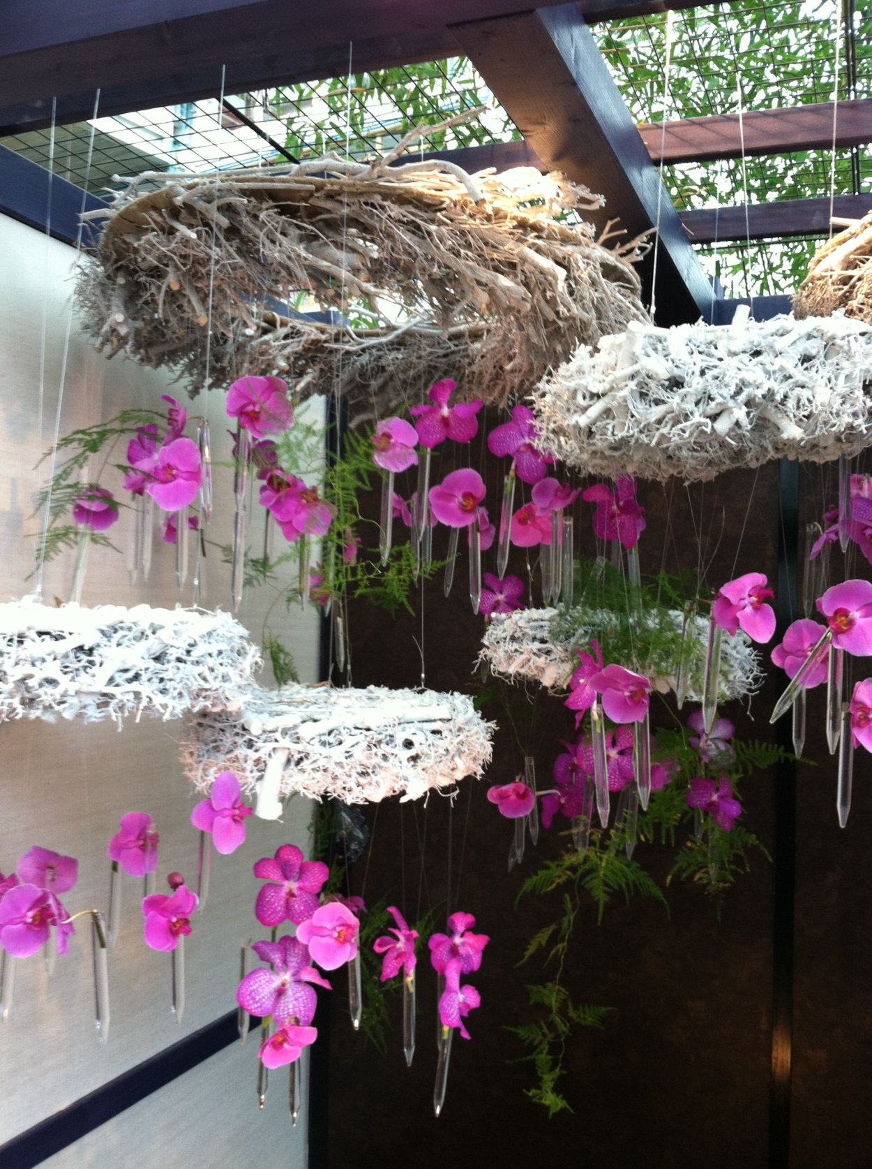 Искусственные цветы в интерьере ванной