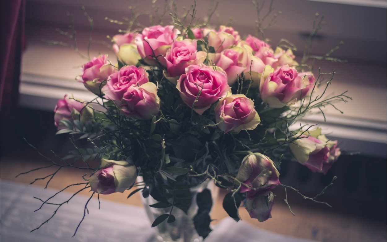 Букет роз на столе