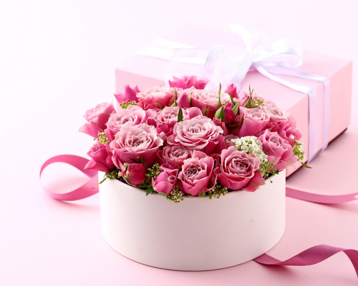 Девушка с ребенком на руках со спины