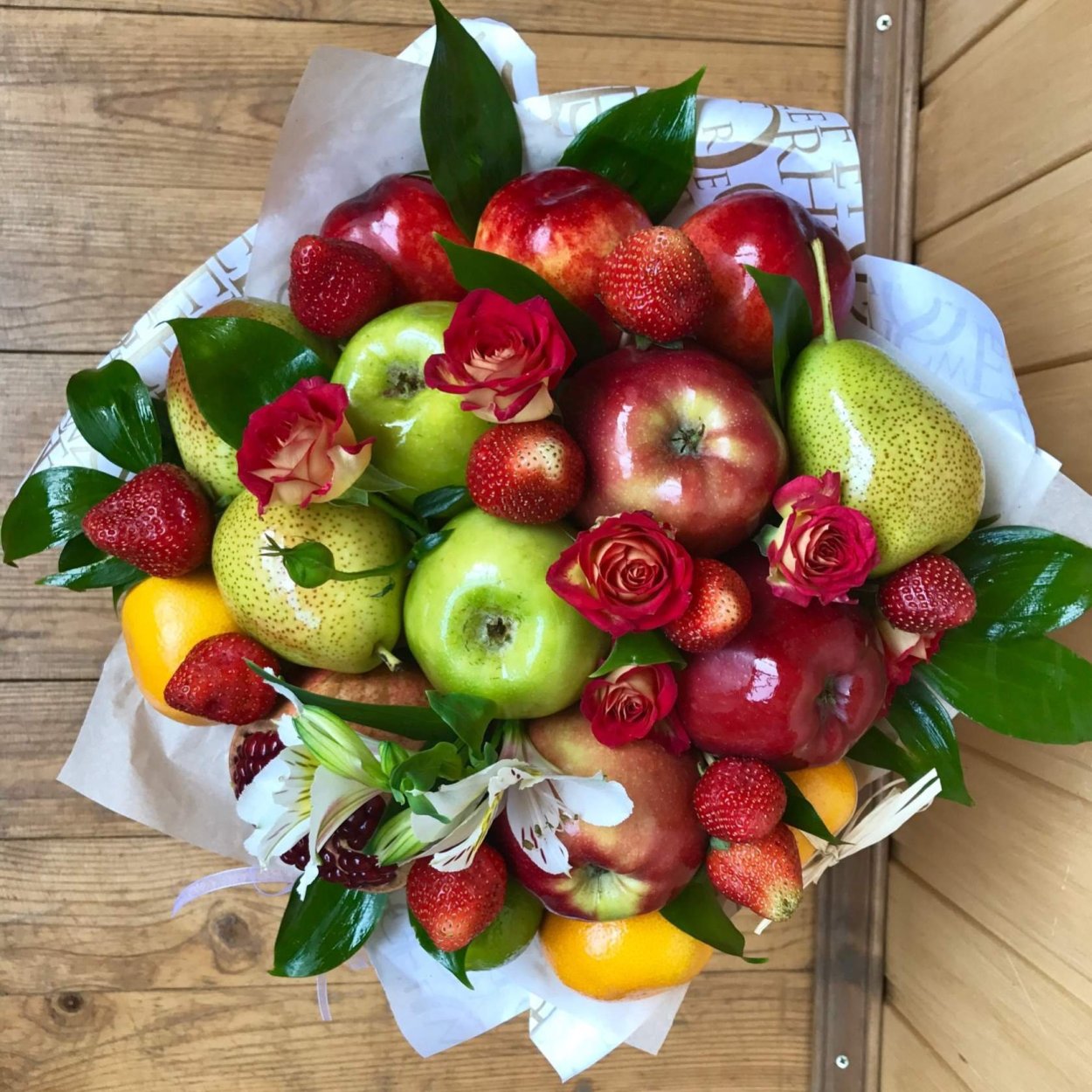 Букет с яблоками и цветами