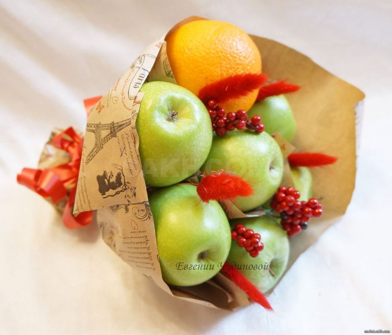 Фруктово цветочный букет композиция