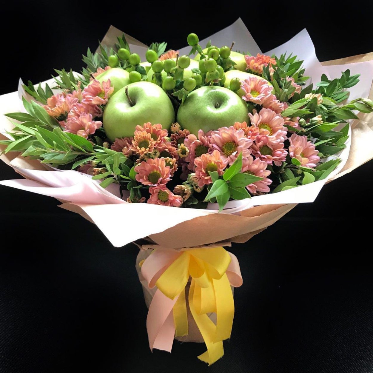 Зеленый букет из фруктов