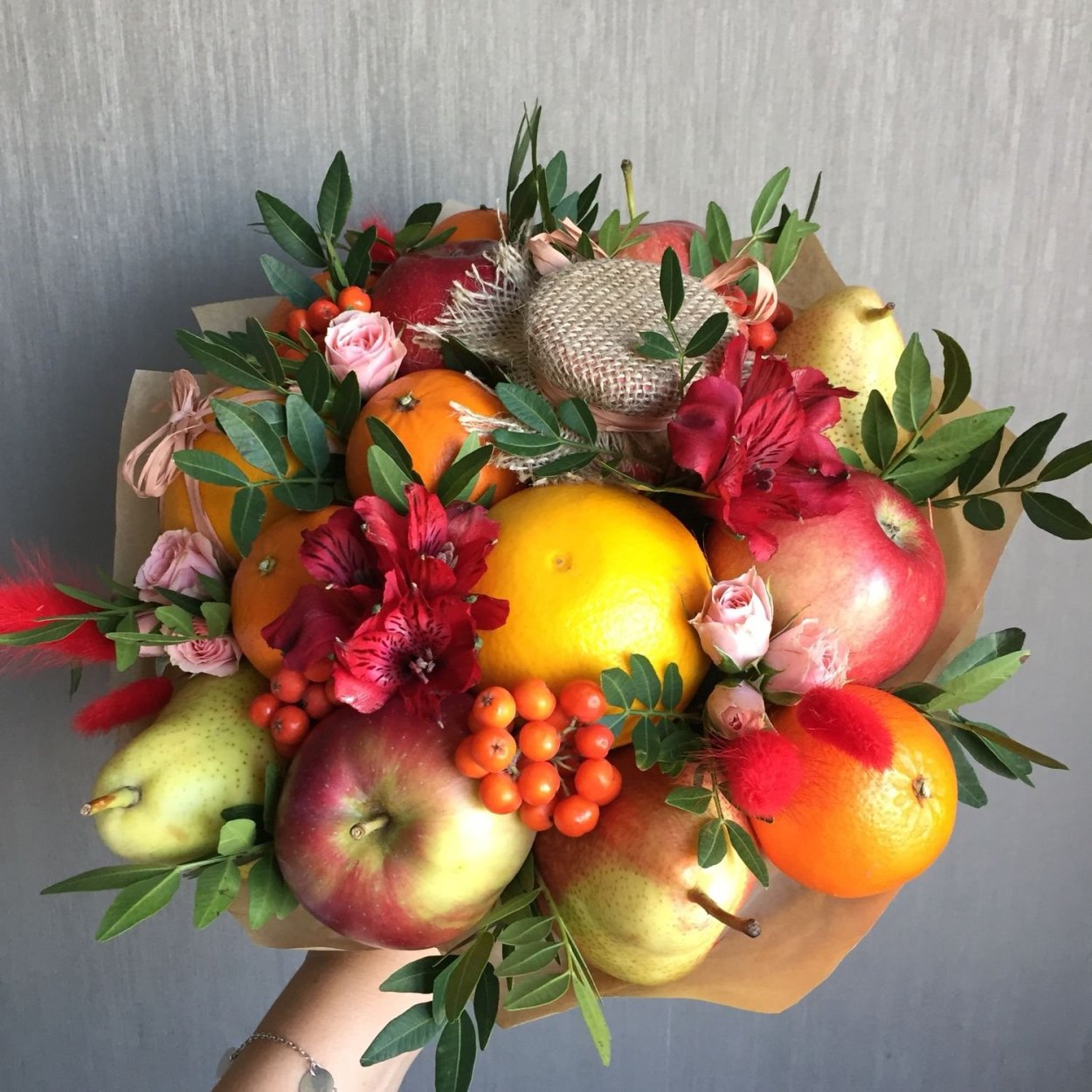 Букет из фруктов яблоки