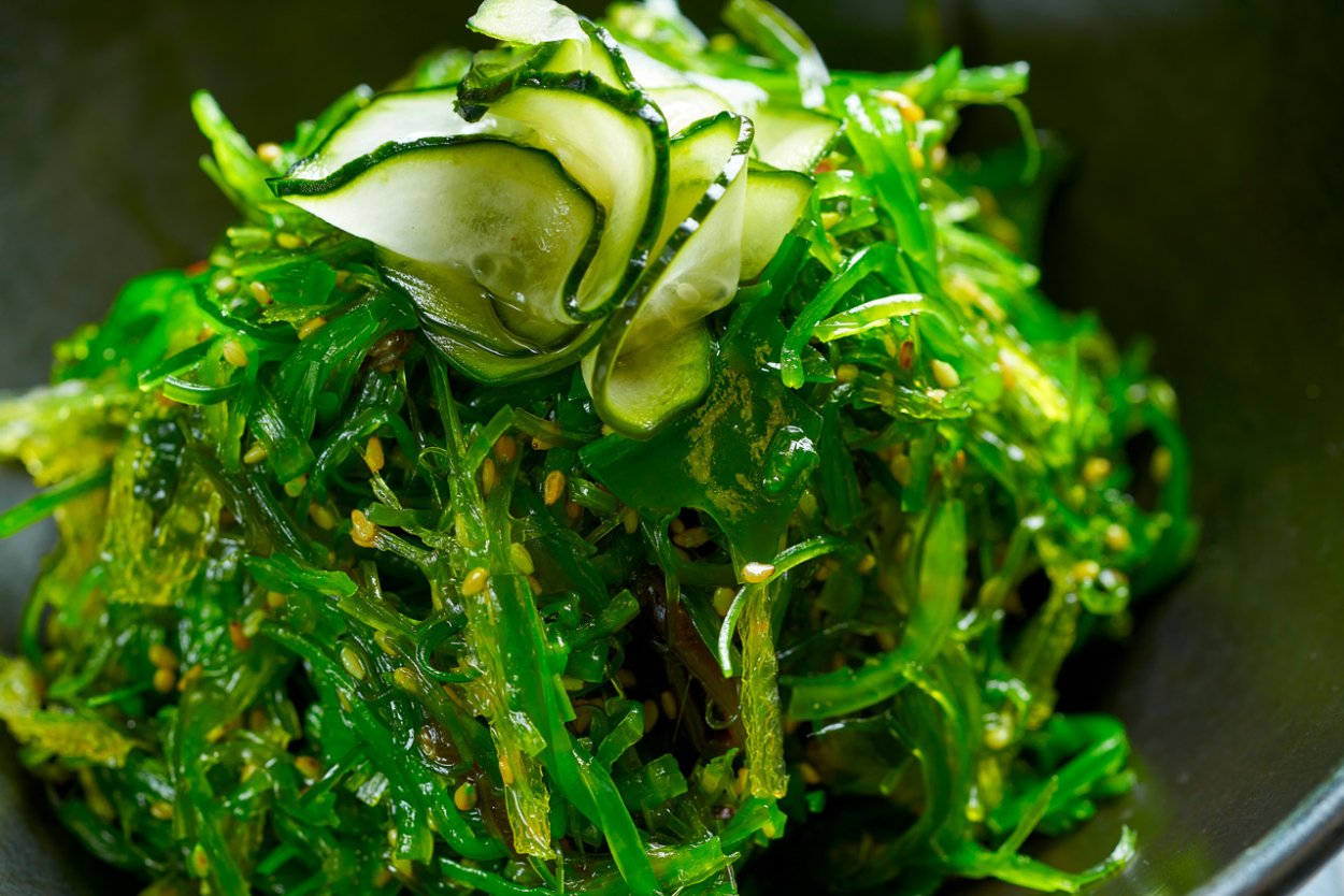 Салат с водорослями яйцом и луком