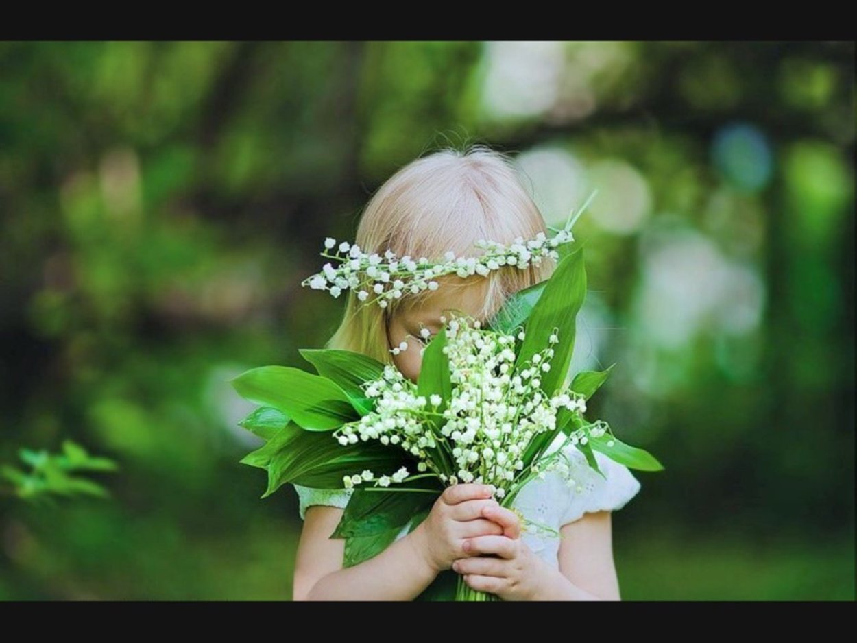 Девушка с букетом ландышей
