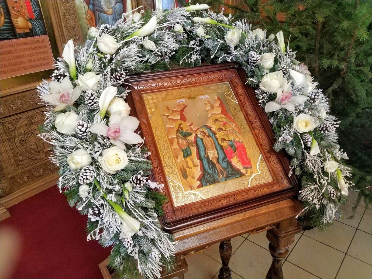 Украсить цветами на Троицу храм