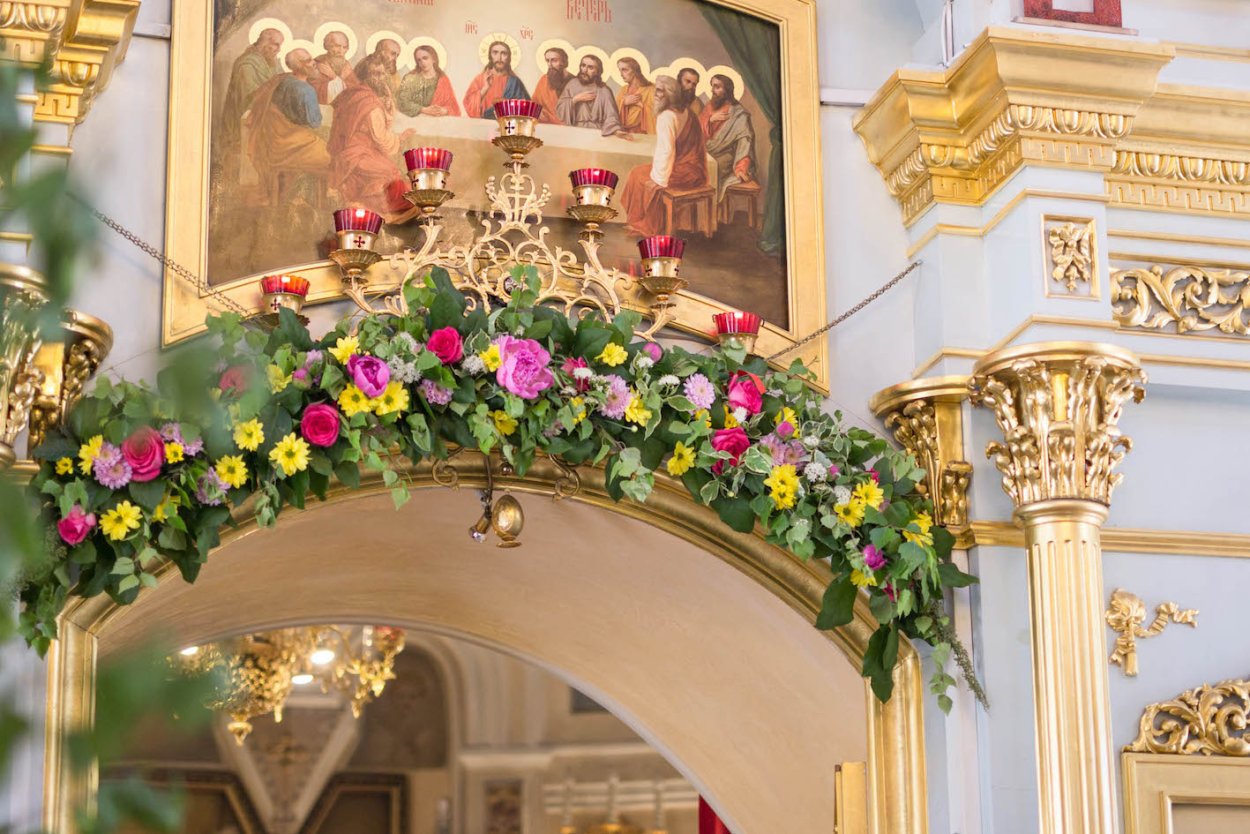 Цветы на фоне храма