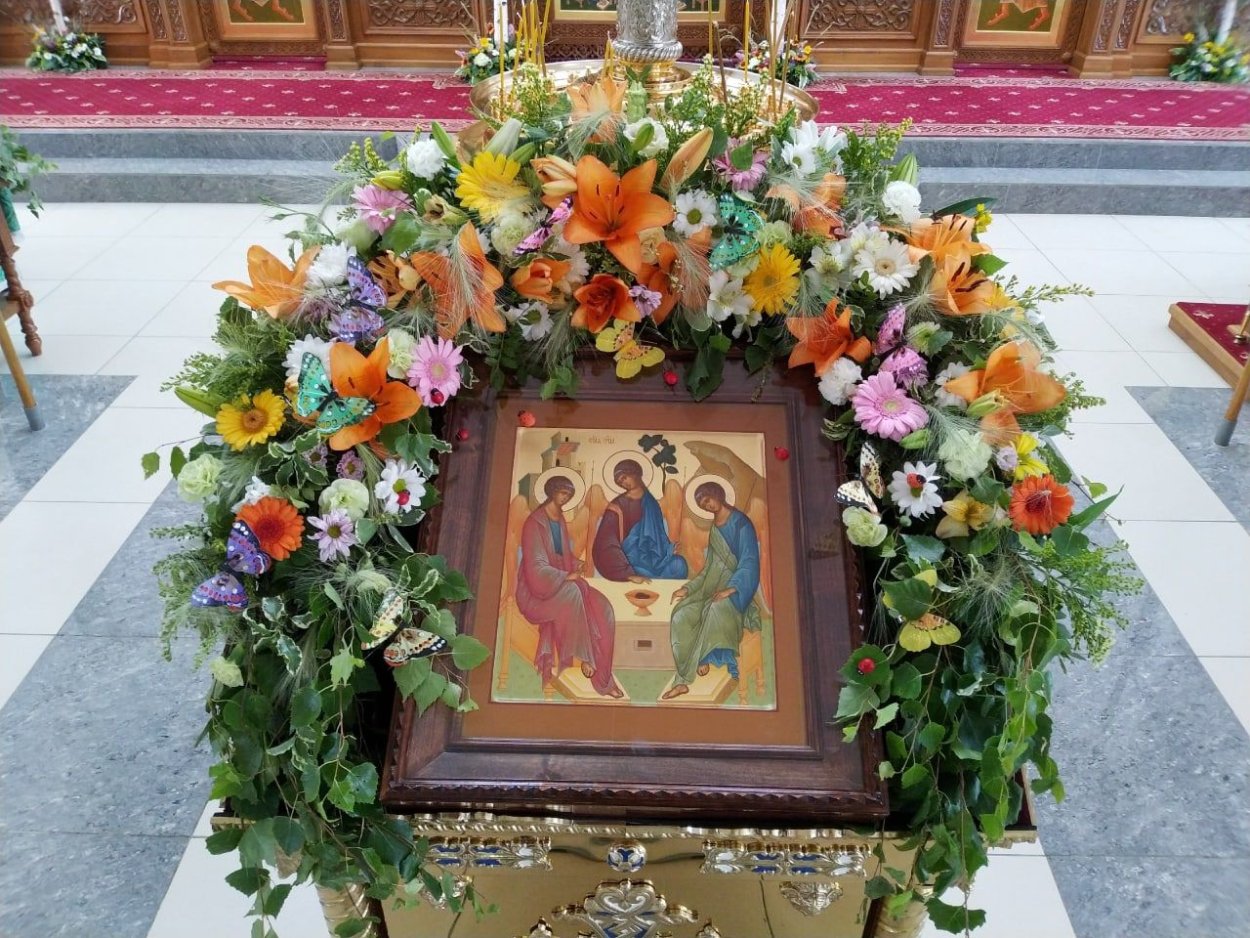 Украшения иконы живыми цветами на Покрова Пресвятой Богородицы