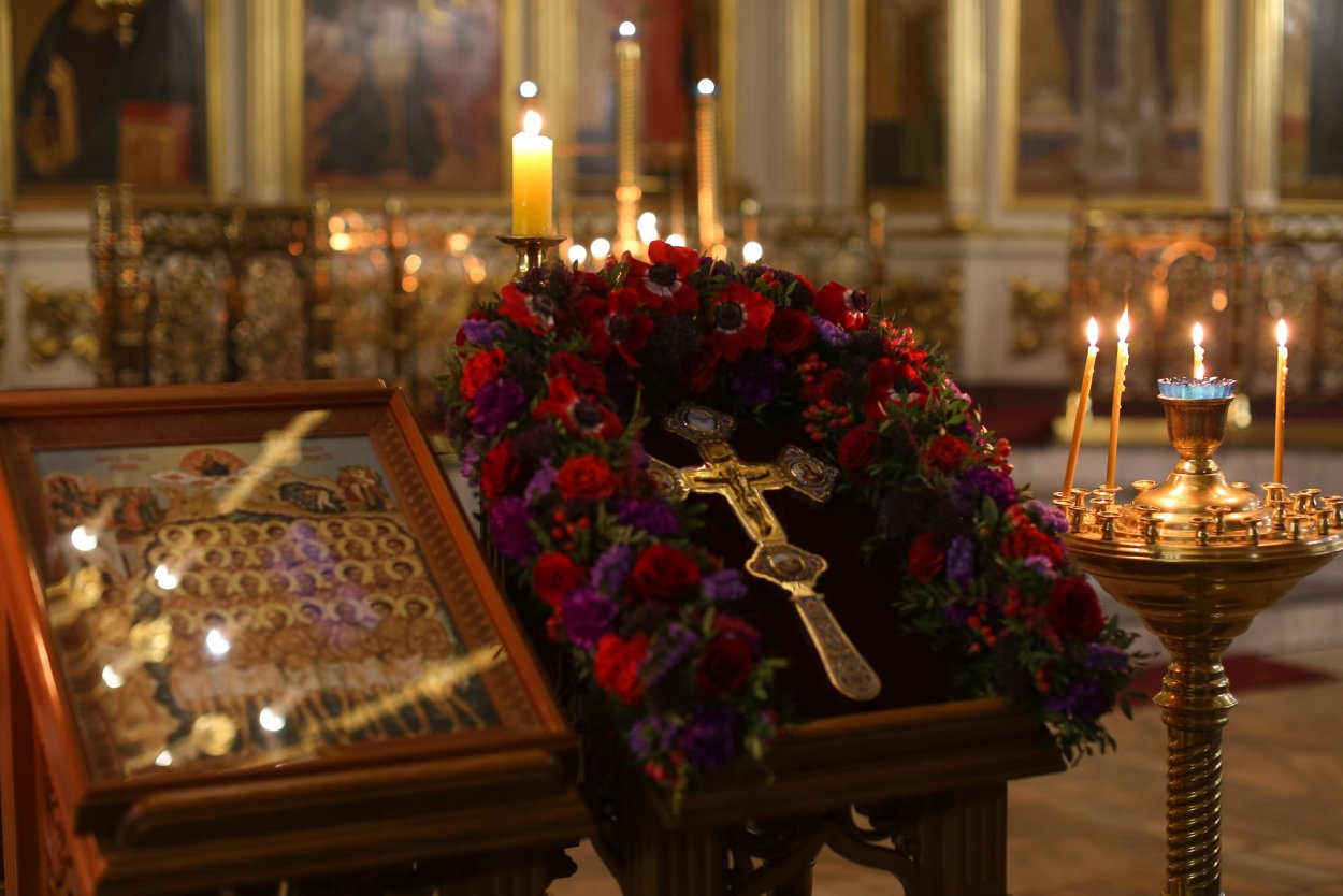 Как украсить флористически крест