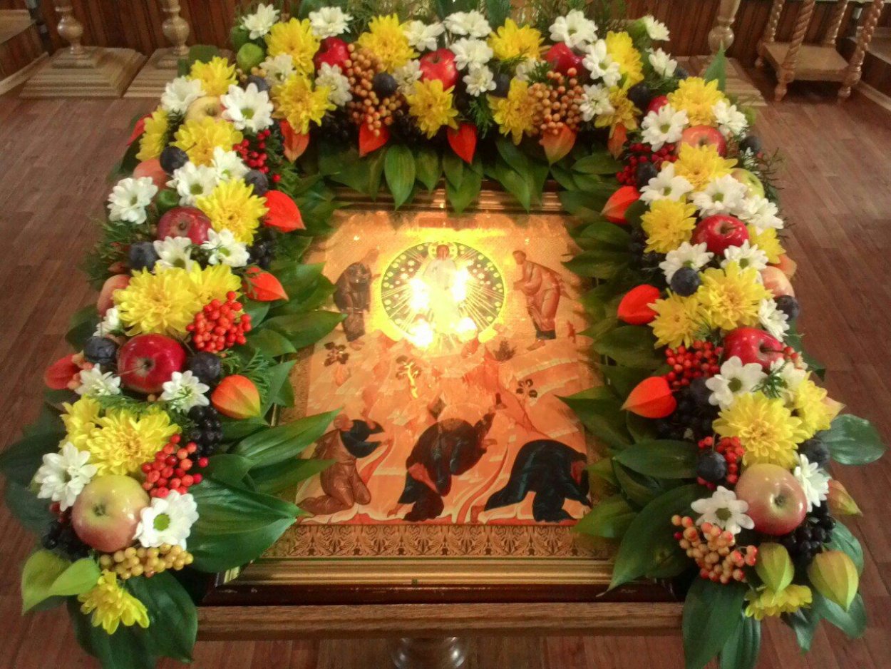 Букет цветов в храме