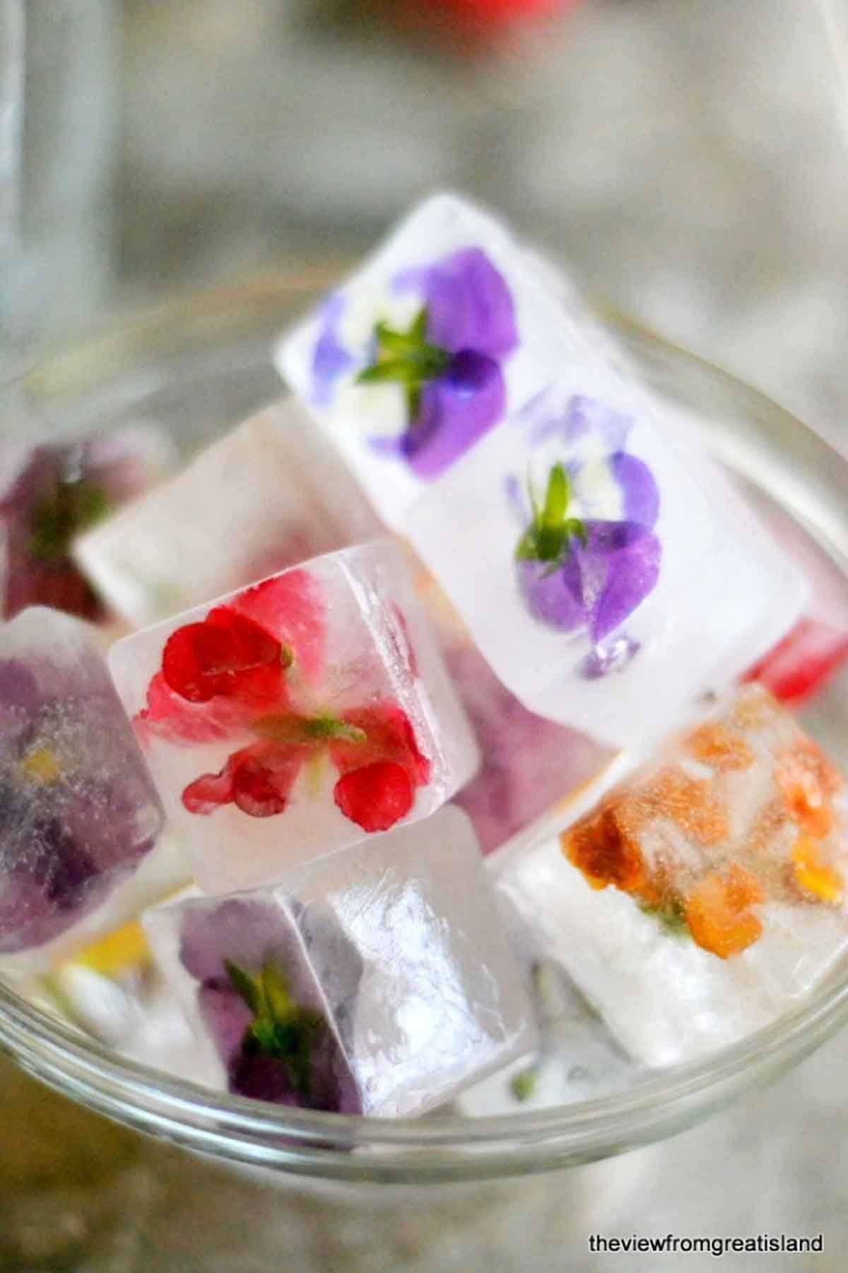 Как сделать кусочки льда. Кубики льда. Цветочные кубики льда. Лед с цветами. Лед с цветами внутри.