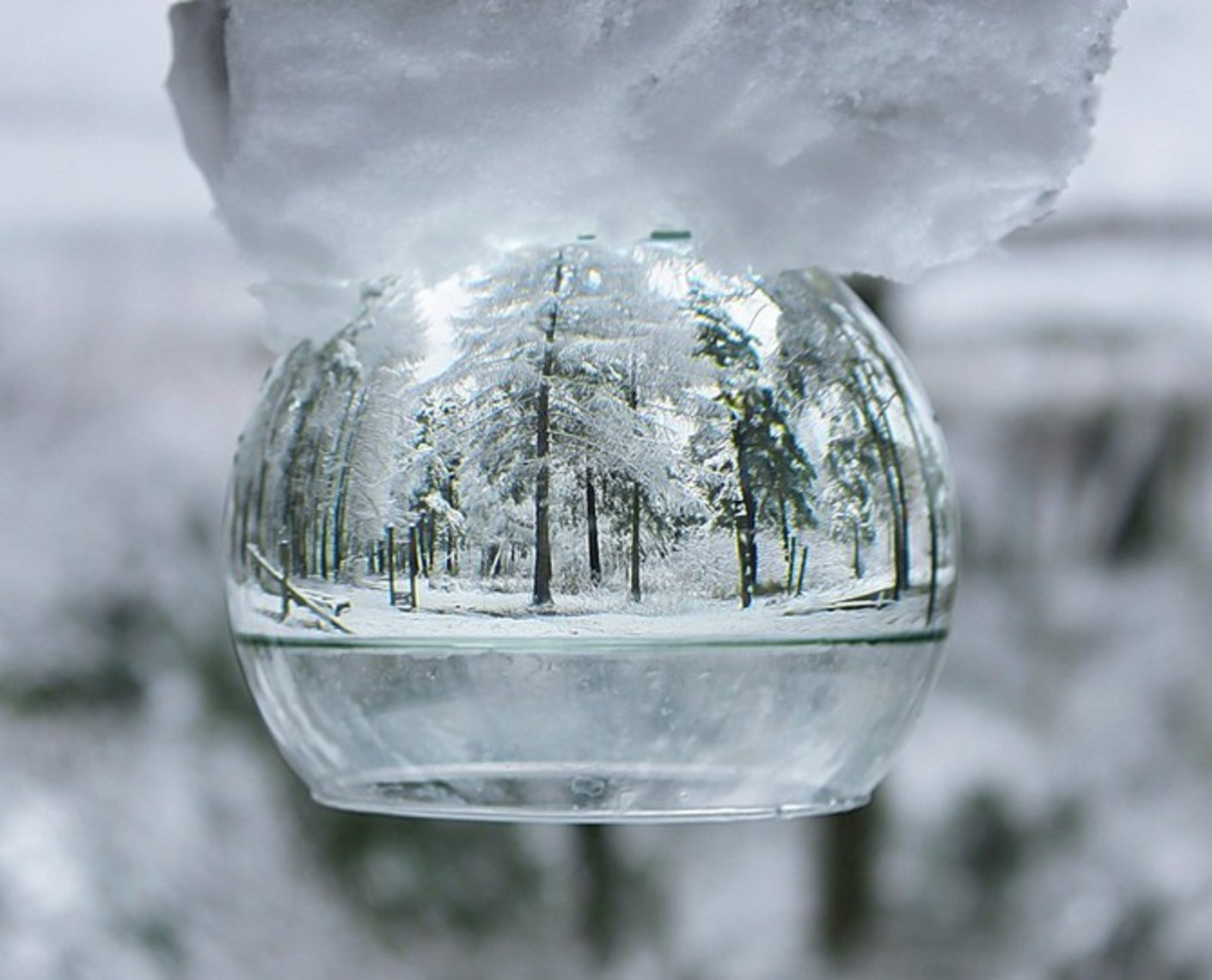 Снежок стекло. Замерзшая вода. Отражение во льду. Замерзшие капли воды. Ледяной шар.