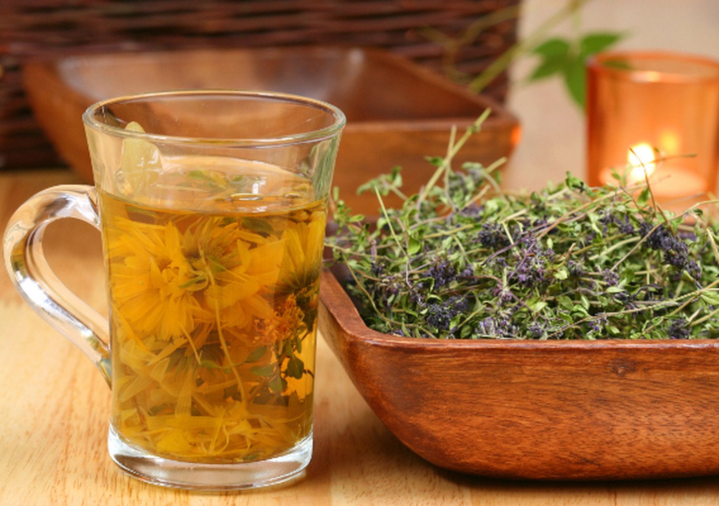 Изготовление настоев и отваров. Чабер чай. Настои из лекарственных растений. Чай с лекарственными травами. Чай из чабреца.