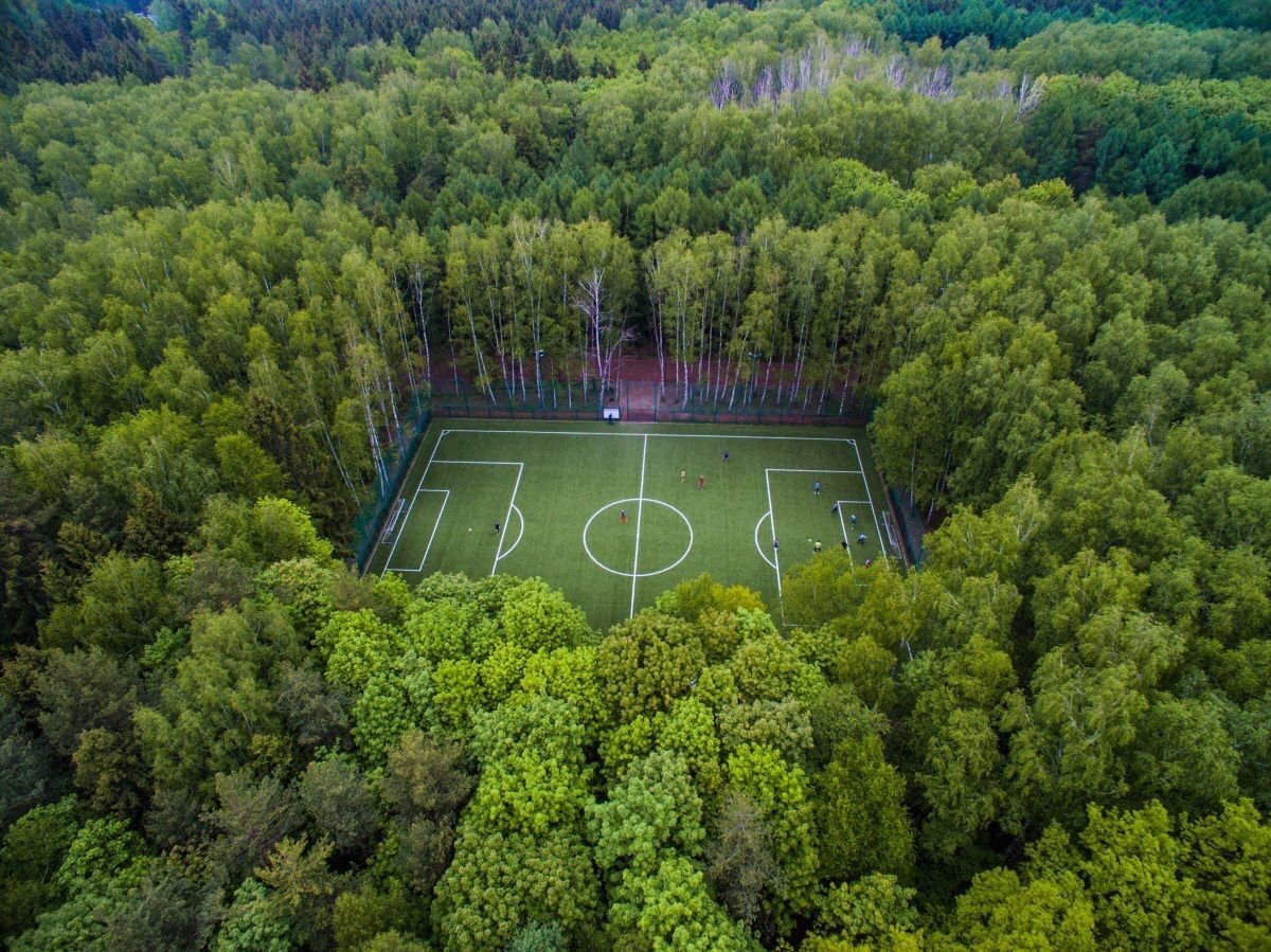 Мещерский парк футбольное поле. Мещерский парк футбольный стадион. Стадион Лесная Поляна Жуковка. Футбольное поле в лесу Мещерский парк.