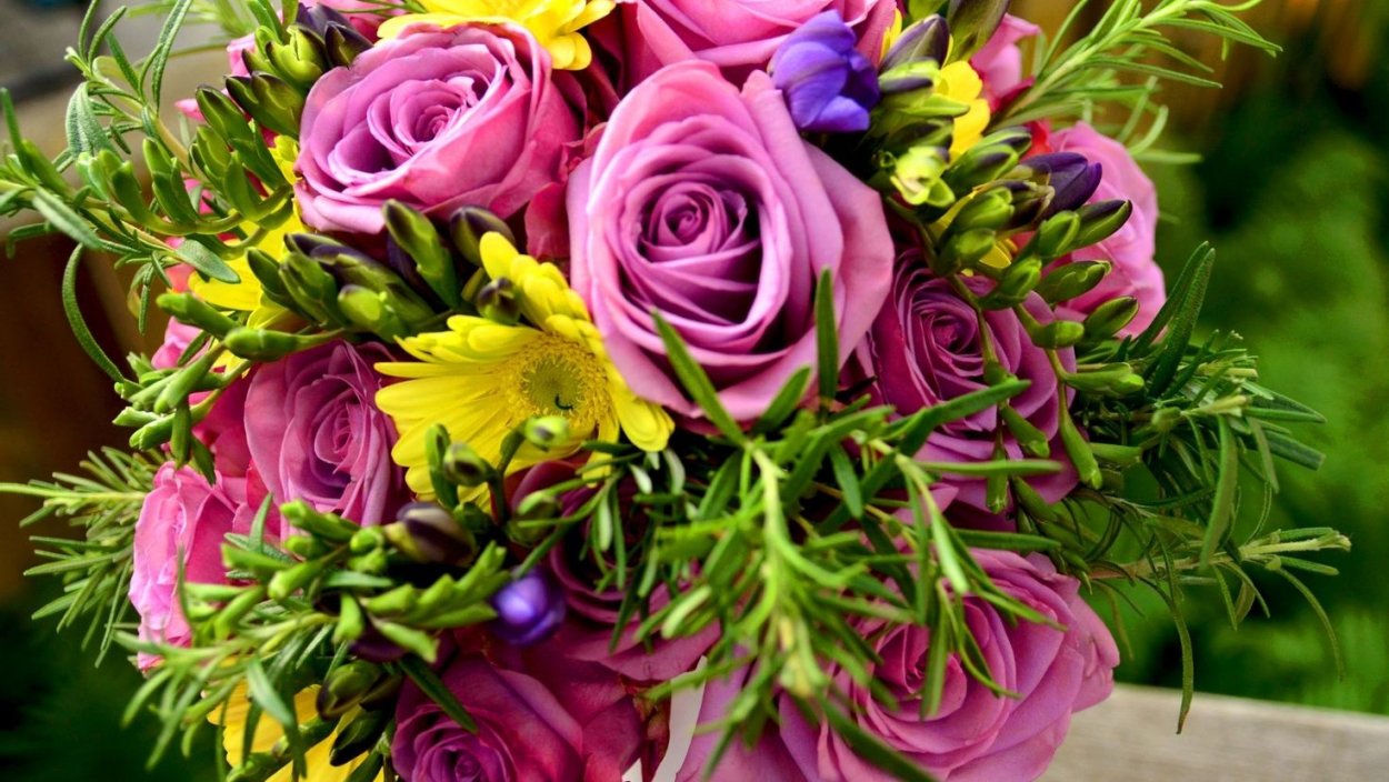 Красивый весенний букет