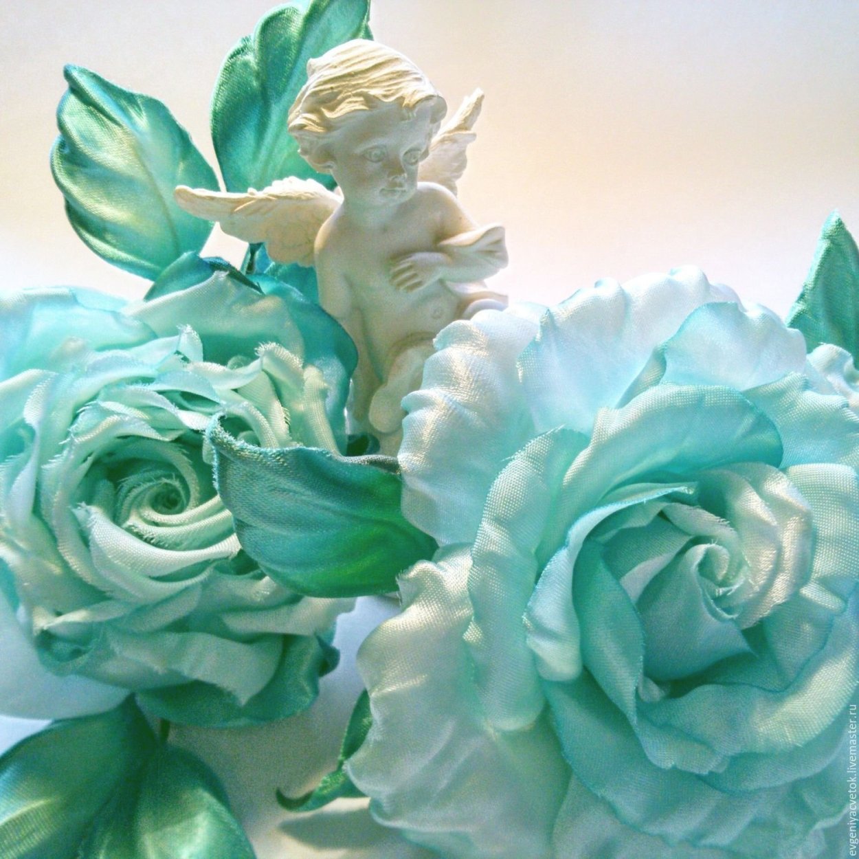 Цветы мятного цвета