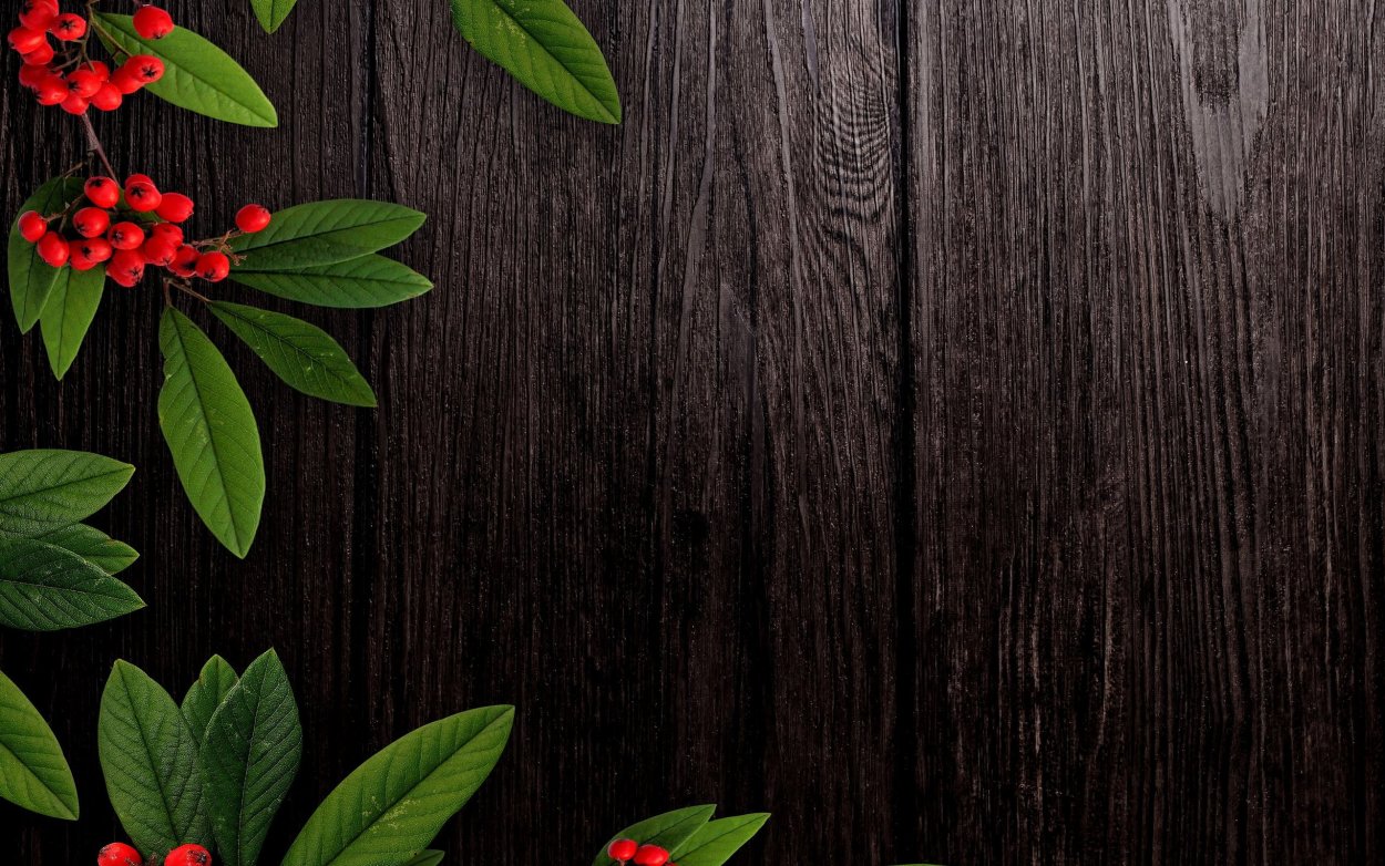 Цветы на деревянном столе