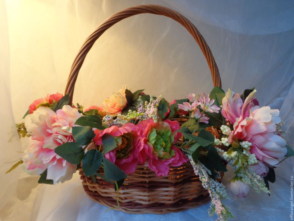 Корзина с искусственными цветами